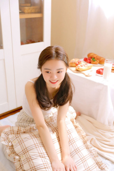 女儿为父亲画一幅画